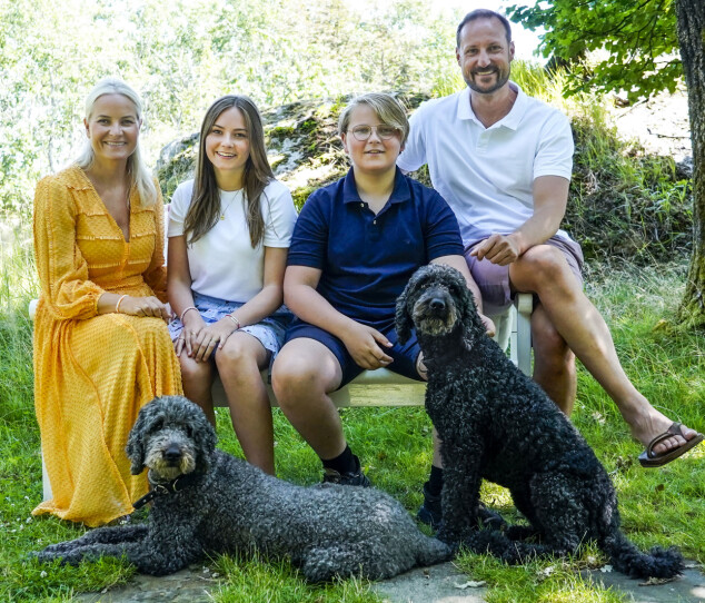 SOMMER: Kronprinsfamilien har feriert på Dvergsøya de siste ti åra. Her er kronprinsparet og barna Ingrid Alexandra og Sverre Magnus samlet. Foto: NTB Scanpix / Lise Åserud SOMMER: Kronprinsfamilien har feriert på Dvergsøya de siste ti åra. Her er kronprinsparet og barna Ingrid Alexandra og Sverre Magnus samlet. Foto: NTB Scanpix / Lise Åserud