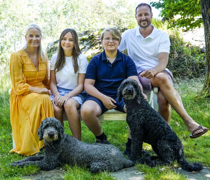 SOMMER: Kronprinsfamilien har feriert på Dvergsøya de siste ti årene. Her er kronprinsparet og barna Ingrid Alexandra og Sverre Magnus samlet. Foto: NTB Scanpix / Lise Åserud SOMMER: Kronprinsfamilien har feriert på Dvergsøya de siste ti årene. Her er kronprinsparet og barna Ingrid Alexandra og Sverre Magnus samlet. Foto: NTB Scanpix / Lise Åserud