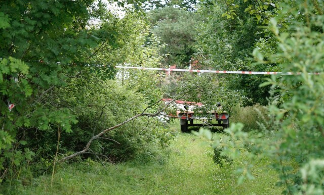 SPERRET AV: Politiets sperringer strekker seg rundt hele eiendommen. Foto: Øistein Norum Monsen/Dagbladet. SPERRET AV: Politiets sperringer strekker seg rundt hele eiendommen. Foto: Øistein Norum Monsen/Dagbladet.