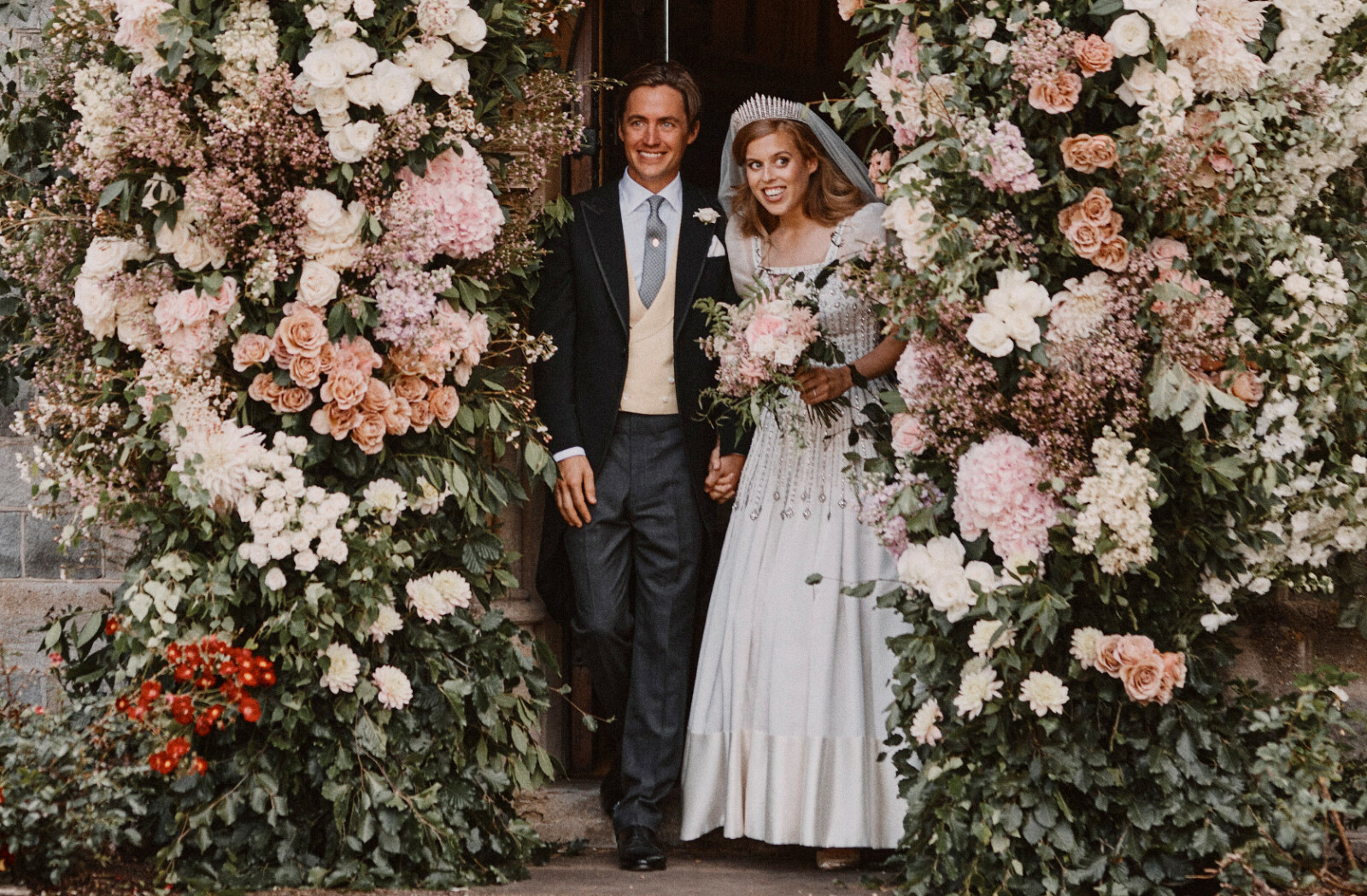 HERR OG FRU: Prinsesse Beatrice og ektemannen Edoardo Mapelli Mozzi forlater The Royal Chapel of All Saints etter seremonien 17. juli 2020. FOTO: NTB scanpix HERR OG FRU: Prinsesse Beatrice og ektemannen Edoardo Mapelli Mozzi forlater The Royal Chapel of All Saints etter seremonien 17. juli 2020. FOTO: NTB scanpix