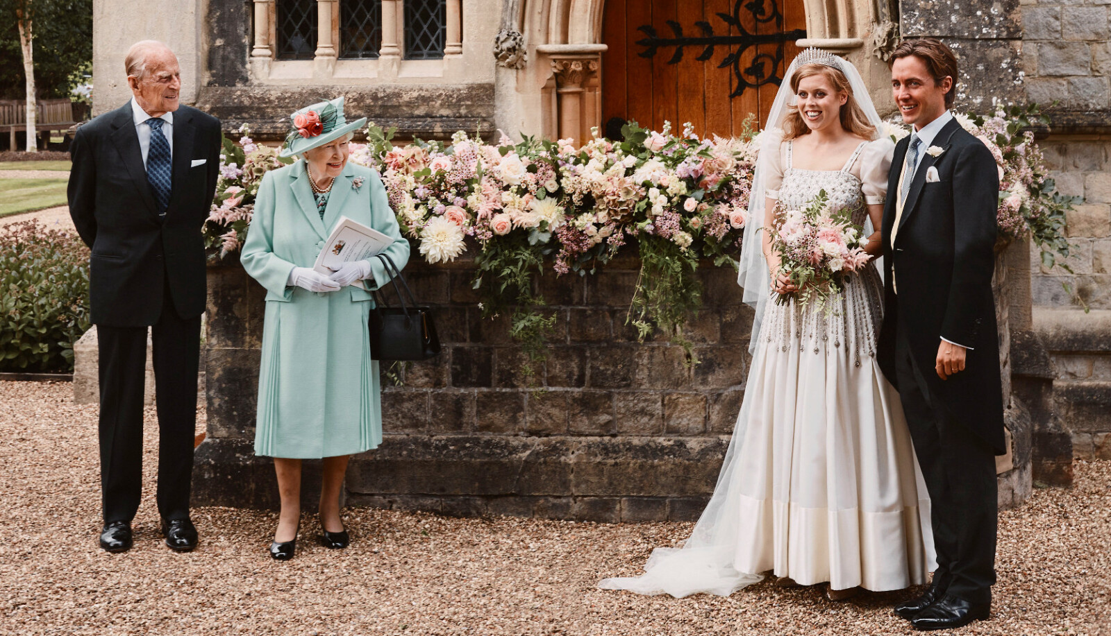 GODE MINNER: Det må ha vært svært spesielt for dronning Elizabeth å se barnebarnet gifte seg i kjolen hun selv har vært så glad i, så mange tiår etter at hun selv var ikledd den. Her utenfor kapellet hvor Beatrice og Edoardo giftet seg i juli 2020. FOTO: Benjamin Wheeler / NTB scanpix GODE MINNER: Det må ha vært svært spesielt for dronning Elizabeth å se barnebarnet gifte seg i kjolen hun selv har vært så glad i, så mange tiår etter at hun selv var ikledd den. Her utenfor kapellet hvor Beatrice og Edoardo giftet seg i juli 2020. FOTO: Benjamin Wheeler / NTB scanpix