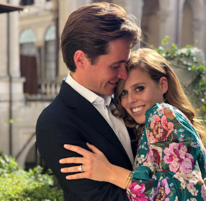 UTRADISJONELLE: Prinsesse Beatrice og ektemannen Edoardo gikk for et intimt bryllup i motsetning til de andre royale bryllupene som har vært de siste tiårene. Hun høster også lovord for å ha valgt en vintage kjole etter sin farmor dronning Elizabeth. Her fra da forlovelsen ble kjent høsten 2019. FOTO: NTB scanpix UTRADISJONELLE: Prinsesse Beatrice og ektemannen Edoardo gikk for et intimt bryllup i motsetning til de andre royale bryllupene som har vært de siste tiårene. Hun høster også lovord for å ha valgt en vintage kjole etter sin farmor dronning Elizabeth. Her fra da forlovelsen ble kjent høsten 2019. FOTO: NTB scanpix