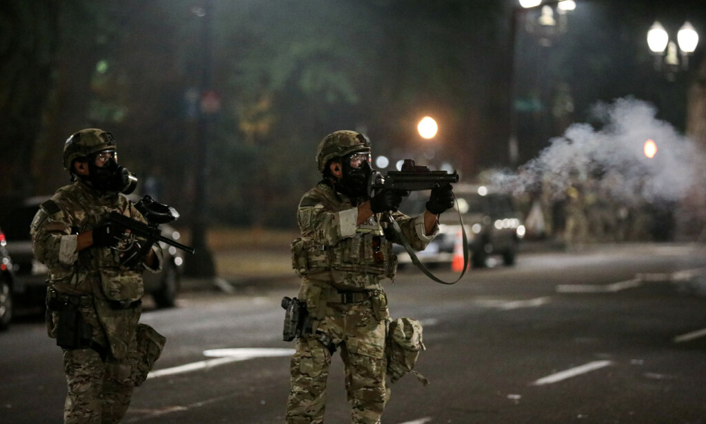 FØDERALE AGENTER: En føderal agent fyrer av tåregass mot demonstranter i Portland i helga. Foto: REUTERS/Caitlin Ochs FØDERALE AGENTER: En føderal agent fyrer av tåregass mot demonstranter i Portland i helga. Foto: REUTERS/Caitlin Ochs