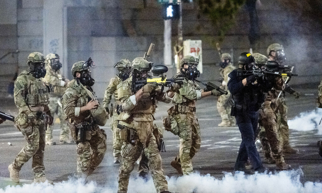AGGRESSIVT: De føderale agentene i Portland framstår som soldater i kamuflasjeuniformer. Foto: AP Photo/Noah Berger AGGRESSIVT: De føderale agentene i Portland framstår som soldater i kamuflasjeuniformer. Foto: AP Photo/Noah Berger