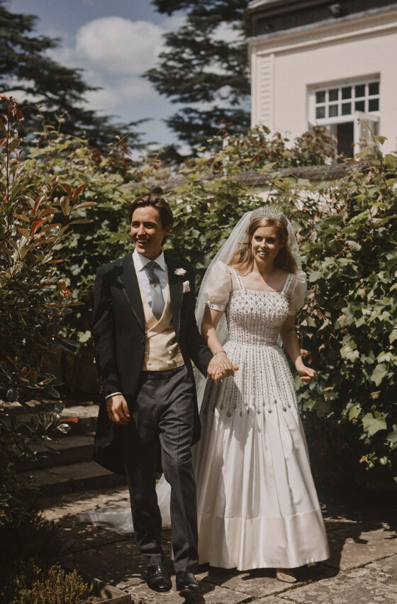 MANN OG KONE: Prinsesse Beatrice og Edoardo Mapelli Mozzi ble smidd i hymens lenker fredag 17. juli. Foto: NTB Scanpix MANN OG KONE: Prinsesse Beatrice og Edoardo Mapelli Mozzi ble smidd i hymens lenker fredag 17. juli. Foto: NTB Scanpix