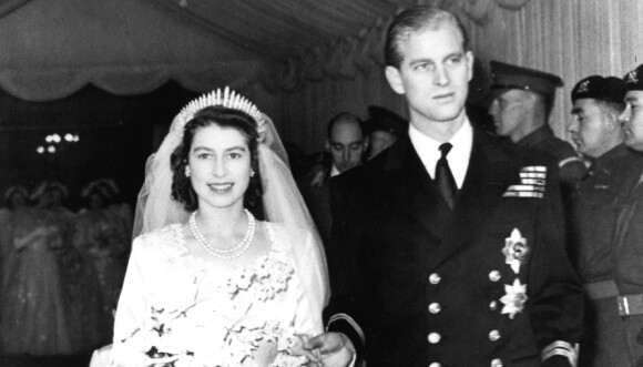 SAMME TIARA: Dronning Elizabeth sto brud i 1947. Tiaraen på bildet er den samme som prinsesse Beatrice bar på hodet under sitt bryllup fredag. Foto: NTB Scanpix SAMME TIARA: Dronning Elizabeth sto brud i 1947. Tiaraen på bildet er den samme som prinsesse Beatrice bar på hodet under sitt bryllup fredag. Foto: NTB Scanpix
