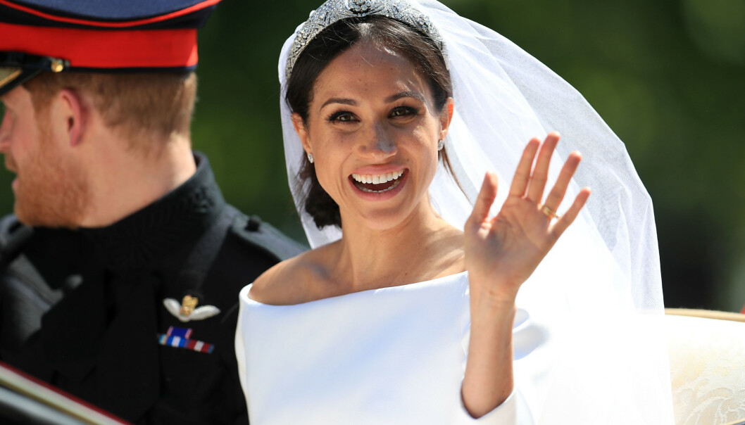 BRYLLUP: Meghan vinker smilende til kameraet. På hodet har hun et diadem som dronningen skal ha gitt henne. Foto: NTB Scanpix BRYLLUP: Meghan vinker smilende til kameraet. På hodet har hun et diadem som dronningen skal ha gitt henne. Foto: NTB Scanpix