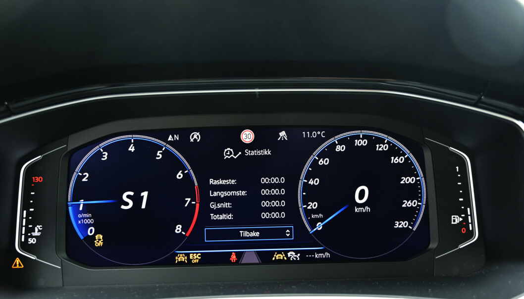 <strong>FANTASTISK:</strong> Det er ikke måte på hvor mye info man kan få på VW's noe enklere designede instrumentpanel. Det er enkelt og logisk i bruk. Foto: Rune M. Nesheim <strong>FANTASTISK:</strong> Det er ikke måte på hvor mye info man kan få på VW's noe enklere designede instrumentpanel. Det er enkelt og logisk i bruk. Foto: Rune M. Nesheim