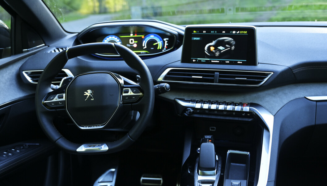 <strong>GOKART:</strong> Peugeot går helt andre veier. Tanken er at det høyt monterte instrumentpanelet skal gjøre Head Up-display unødvendig. Som en følge får man et bittelite firkanta ratt i fanget. Foto: Rune M. Nesheim <strong>GOKART:</strong> Peugeot går helt andre veier. Tanken er at det høyt monterte instrumentpanelet skal gjøre Head Up-display unødvendig. Som en følge får man et bittelite firkanta ratt i fanget. Foto: Rune M. Nesheim