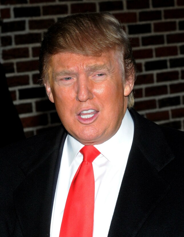 DEN GANG DA: Donald Trump har hatt samme sveis i flere tiår, men fargen har endret seg de siste åra. Bare for ni år siden var den daværende realitystjerna mye mørkere på toppen. Foto: NTB Scanpix DEN GANG DA: Donald Trump har hatt samme sveis i flere tiår, men fargen har endret seg de siste åra. Bare for ni år siden var den daværende realitystjerna mye mørkere på toppen. Foto: NTB Scanpix