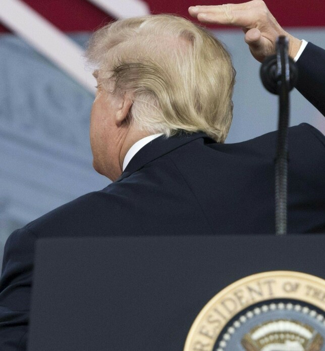 VISER FRAM: Trump har flere ganger tatt publikum og pressen gjennom håret sitt. Her viser han fram den intrikate sveisen i 2018. Foto: NTB Scanpix VISER FRAM: Trump har flere ganger tatt publikum og pressen gjennom håret sitt. Her viser han fram den intrikate sveisen i 2018. Foto: NTB Scanpix
