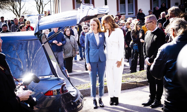 FARVEL: Sara Skorgan Teigen og moren, Anita Skorgan, i bisettelsen til Jahn Teigen. Foto: Lars Eivind Bones / Dagbladet FARVEL: Sara Skorgan Teigen og moren, Anita Skorgan, i bisettelsen til Jahn Teigen. Foto: Lars Eivind Bones / Dagbladet