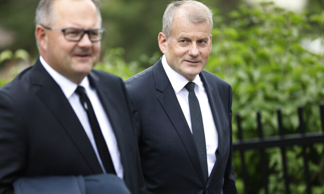SKAL TALE: Skipresident Erik Røste (t.h) ankommer Finn Christian Jagges bisettelse i Nordstrand kirke i Oslo. Han skal tale i bisettelsen. Foto: Christian Roth Christensen / Dagbladet SKAL TALE: Skipresident Erik Røste (t.h) ankommer Finn Christian Jagges bisettelse i Nordstrand kirke i Oslo. Han skal tale i bisettelsen. Foto: Christian Roth Christensen / Dagbladet