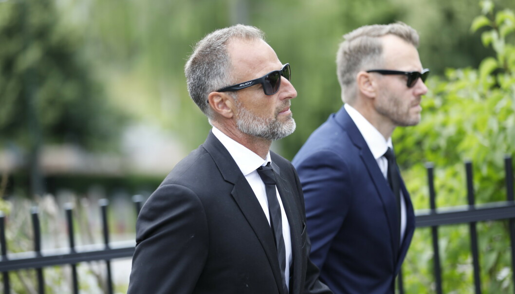KOLLEGA: Tidligere toppalpinist Tom Stiansen ankommer bisettelsen. Foto: Christian Roth Christensen / Dagbladet KOLLEGA: Tidligere toppalpinist Tom Stiansen ankommer bisettelsen. Foto: Christian Roth Christensen / Dagbladet