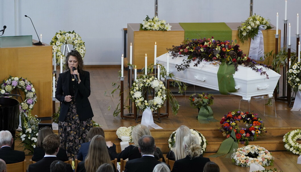 RØRENDE: Trine Rein sang i «Finken» sin bisettelse tirsdag ettermiddag. Foto: NTB scanpix RØRENDE: Trine Rein sang i «Finken» sin bisettelse tirsdag ettermiddag. Foto: NTB scanpix