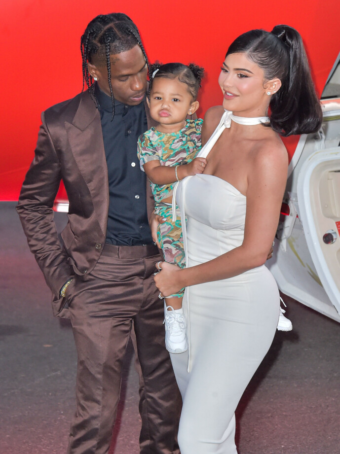 Travis Scott (t.v.) og Kylie Jenner (t.h.) sammen med datteren Stormi. Foto: NTB Scanpix Travis Scott (t.v.) og Kylie Jenner (t.h.) sammen med datteren Stormi. Foto: NTB Scanpix