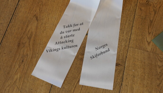 SISTE HILSEN: Denne hilsenen hadde Norges Skiforbund på sin krans. Foto: Lise Åserud / NTB Scanpix SISTE HILSEN: Denne hilsenen hadde Norges Skiforbund på sin krans. Foto: Lise Åserud / NTB Scanpix