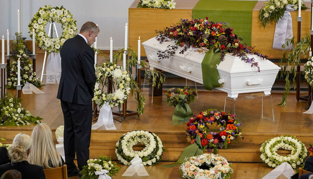 I SORG: Skipresident Erik Røste ved båren til Finn Christian Jagge under bisettelsen i Nordstrand kirke i Oslo. Foto: Lise Åserud / NTB scanpix I SORG: Skipresident Erik Røste ved båren til Finn Christian Jagge under bisettelsen i Nordstrand kirke i Oslo. Foto: Lise Åserud / NTB scanpix