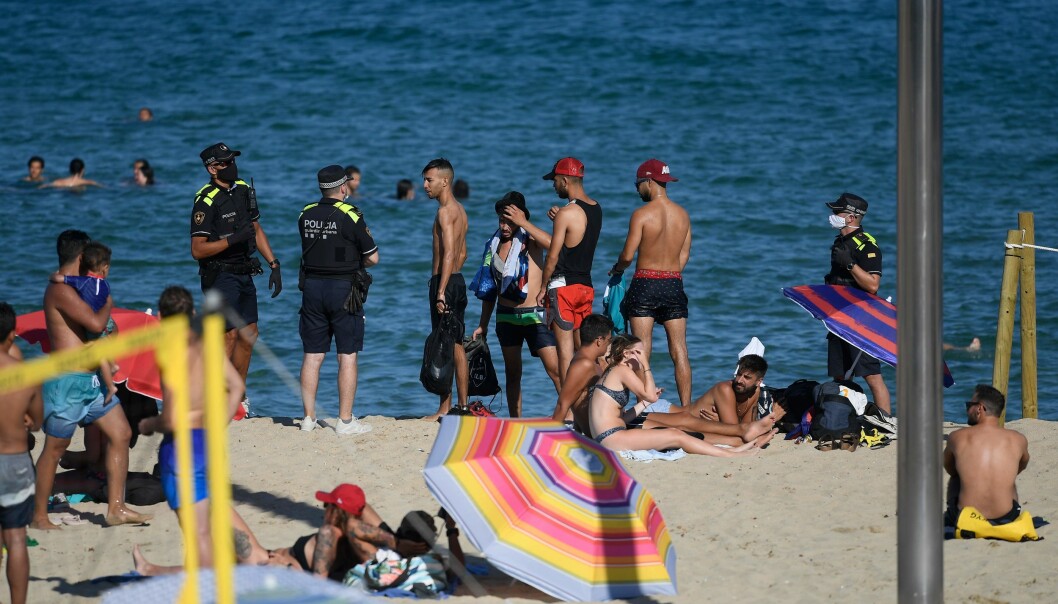 FULLT: Politiet måtte be folk forlate stappfulle strender i Barcelona lørdag. Foto: Josep Lago / AFP / NTB Scanpix FULLT: Politiet måtte be folk forlate stappfulle strender i Barcelona lørdag. Foto: Josep Lago / AFP / NTB Scanpix
