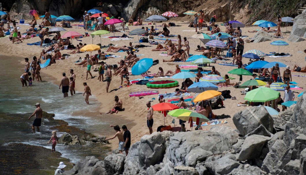 REISER UT AV BYEN: Costa Brava-kysten opplever en økning at tilreisende fra Barcelona til tross for at myndighetene har bedt byens innbyggere om å bli hjemme. Her fra stranden i Platja D’Aro 5. juli. Foto: Josep Lago / AFP / NTB Scanpix REISER UT AV BYEN: Costa Brava-kysten opplever en økning at tilreisende fra Barcelona til tross for at myndighetene har bedt byens innbyggere om å bli hjemme. Her fra stranden i Platja D’Aro 5. juli. Foto: Josep Lago / AFP / NTB Scanpix