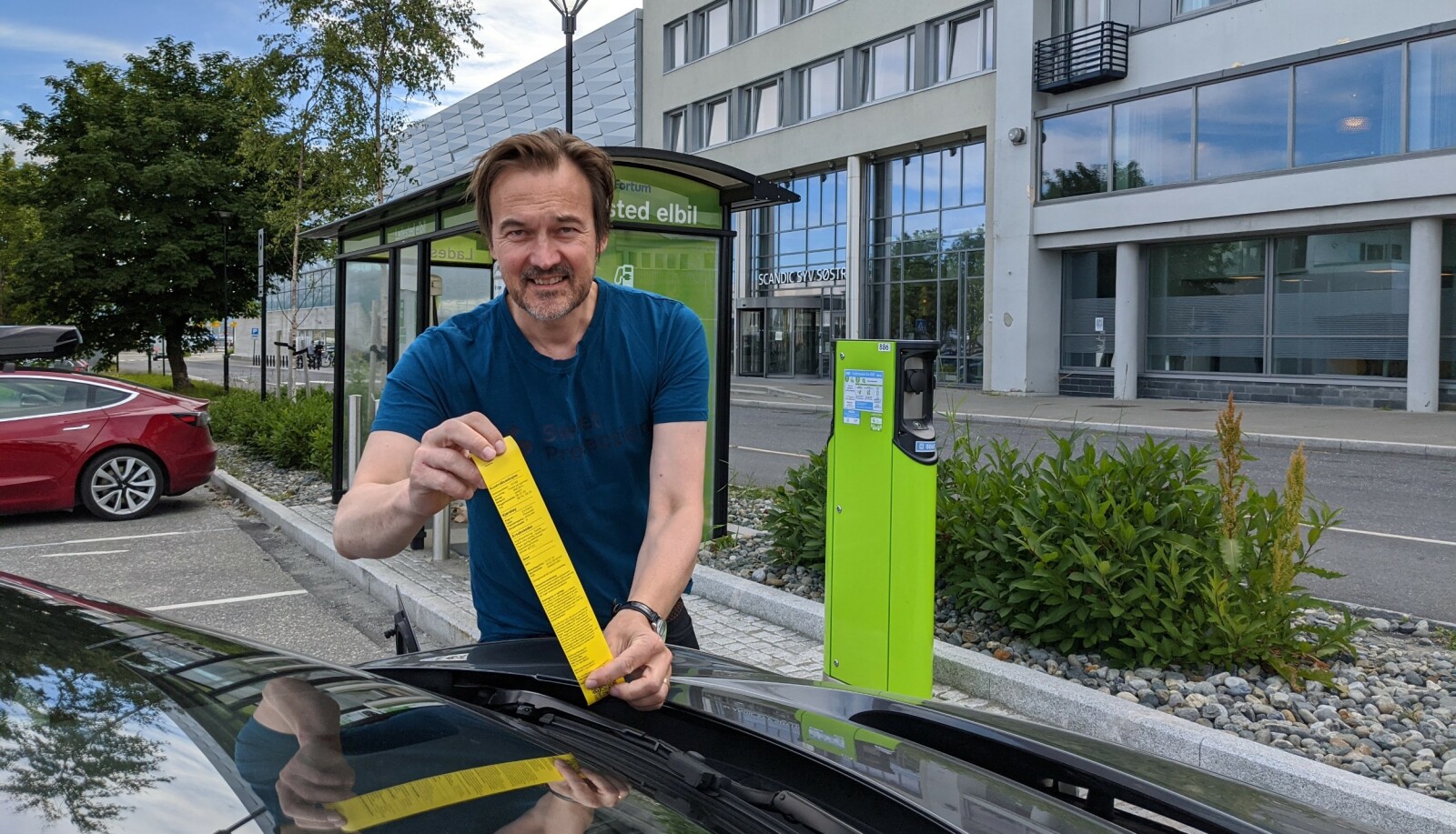 PARKERINGSBOT: Takk til Sandnessjøen kommune for 600 kroner i bot mens vi ladet elbil på Forum Charge & Drive. På stedet måtte vi betale både for lading og parkering. FOTO: JAN THORESEN PARKERINGSBOT: Takk til Sandnessjøen kommune for 600 kroner i bot mens vi ladet elbil på Forum Charge & Drive. På stedet måtte vi betale både for lading og parkering. FOTO: JAN THORESEN
