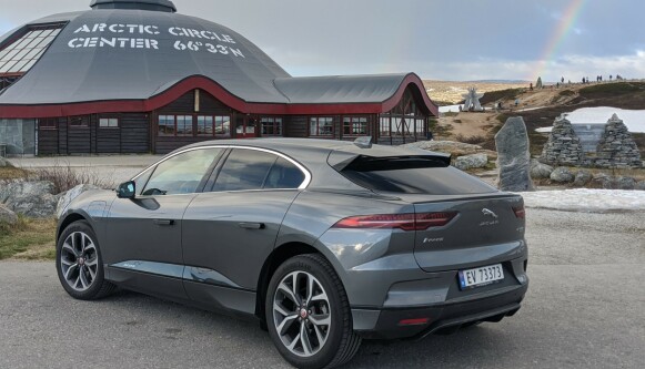 LANGTUR: Om du skal kjøre langt med elbil, starter du alltid dagen med fullt batteri. Her er vi kommet til Polarsirkelen på strøm. FOTO: JAN THORESEN LANGTUR: Om du skal kjøre langt med elbil, starter du alltid dagen med fullt batteri. Her er vi kommet til Polarsirkelen på strøm. FOTO: JAN THORESEN