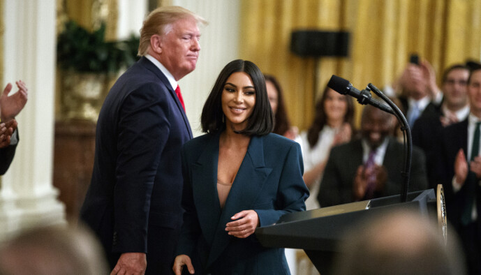 <strong>DET HVITE HUS:</strong> Kim Kardashian kan, om ektemannen holder sitt løfte om å stille til valg, bli USAs nye førstedame. Det vil totalforandre livet hennes. Om hun selv vil, er derimot spørsmålet. Her er hun fotografert i Det hvite hus i fjor sommer, med president Trump. Foto: NTB Scanpix <strong>DET HVITE HUS:</strong> Kim Kardashian kan, om ektemannen holder sitt løfte om å stille til valg, bli USAs nye førstedame. Det vil totalforandre livet hennes. Om hun selv vil, er derimot spørsmålet. Her er hun fotografert i Det hvite hus i fjor sommer, med president Trump. Foto: NTB Scanpix