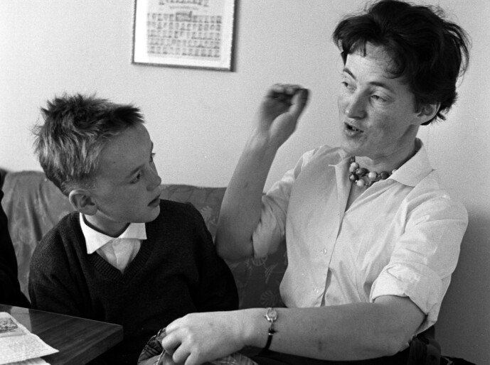 FORTALT VIDERE: Svanhild Hartvigsen forteller sin sønn Arild om hendelsen i 1932. Foto: Aage Storløkken / Aktuell / Scanpix FORTALT VIDERE: Svanhild Hartvigsen forteller sin sønn Arild om hendelsen i 1932. Foto: Aage Storløkken / Aktuell / Scanpix