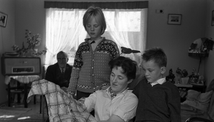 OPPREVET KJOLE: Svanhild Hartvigsen med kjolen hun hadde på seg dagen hun forsvant. Her forteller Hartvigsen barna Arild og Wenche om hendelsen. Foto: Aage Storløkken /Aktuell /Scanpix OPPREVET KJOLE: Svanhild Hartvigsen med kjolen hun hadde på seg dagen hun forsvant. Her forteller Hartvigsen barna Arild og Wenche om hendelsen. Foto: Aage Storløkken /Aktuell /Scanpix