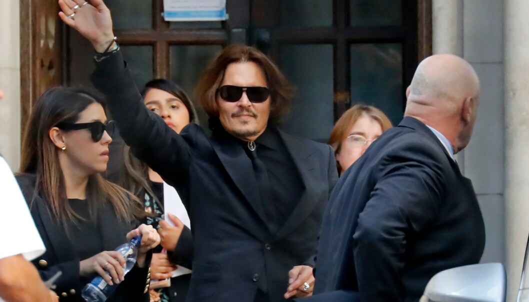 PÅ HØRING: Johnny Depp på vei ut av High Court i London 20. juli. Foto: Tolga AKMEN / AFP) PÅ HØRING: Johnny Depp på vei ut av High Court i London 20. juli. Foto: Tolga AKMEN / AFP)