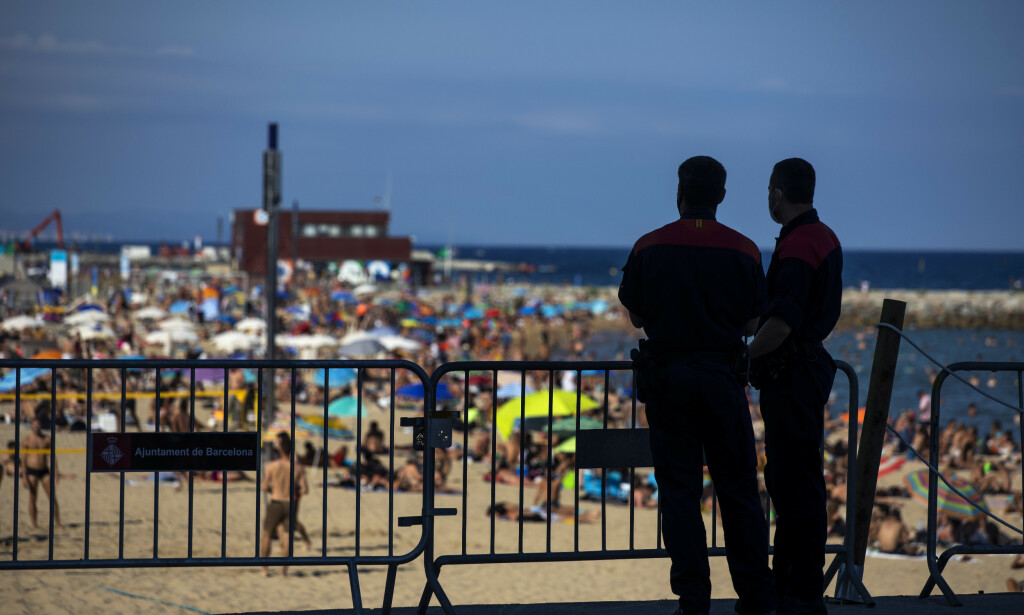 Politiet passer på at ikke flere personer bruker stranden i Barcelona. Til tross for at antallet tilfeller av korona i Nord-Spania øker, er det mange som ikke forholder seg til smittebegrensningstiltakene. Foto: Emilio Morenatti / AP / NTB scanpix Politiet passer på at ikke flere personer bruker stranden i Barcelona. Til tross for at antallet tilfeller av korona i Nord-Spania øker, er det mange som ikke forholder seg til smittebegrensningstiltakene. Foto: Emilio Morenatti / AP / NTB scanpix