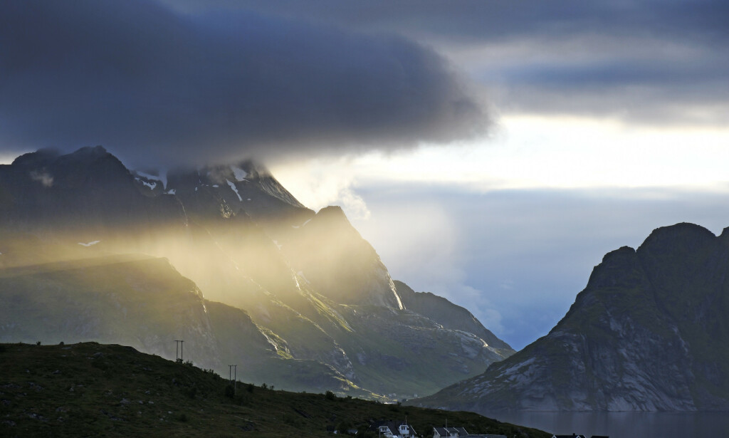 Nord-Norge har vært heldigere med været den siste tiden enn Sør-Norge. Her lyser midnattssola inn langs fjellene i Kjerkfjorden ved Reine. Foto: Rune Stoltz Bertinussen / NTB scanpix Nord-Norge har vært heldigere med været den siste tiden enn Sør-Norge. Her lyser midnattssola inn langs fjellene i Kjerkfjorden ved Reine. Foto: Rune Stoltz Bertinussen / NTB scanpix