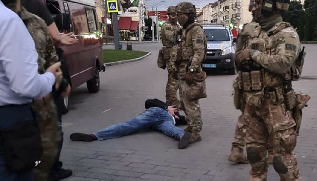 PÅGREPET: Gisseltakeren ble pågrepet rundt klokka 22 lokal tid. Foto: Ukrainian Police Press Office via AP / NTB scanpix PÅGREPET: Gisseltakeren ble pågrepet rundt klokka 22 lokal tid. Foto: Ukrainian Police Press Office via AP / NTB scanpix