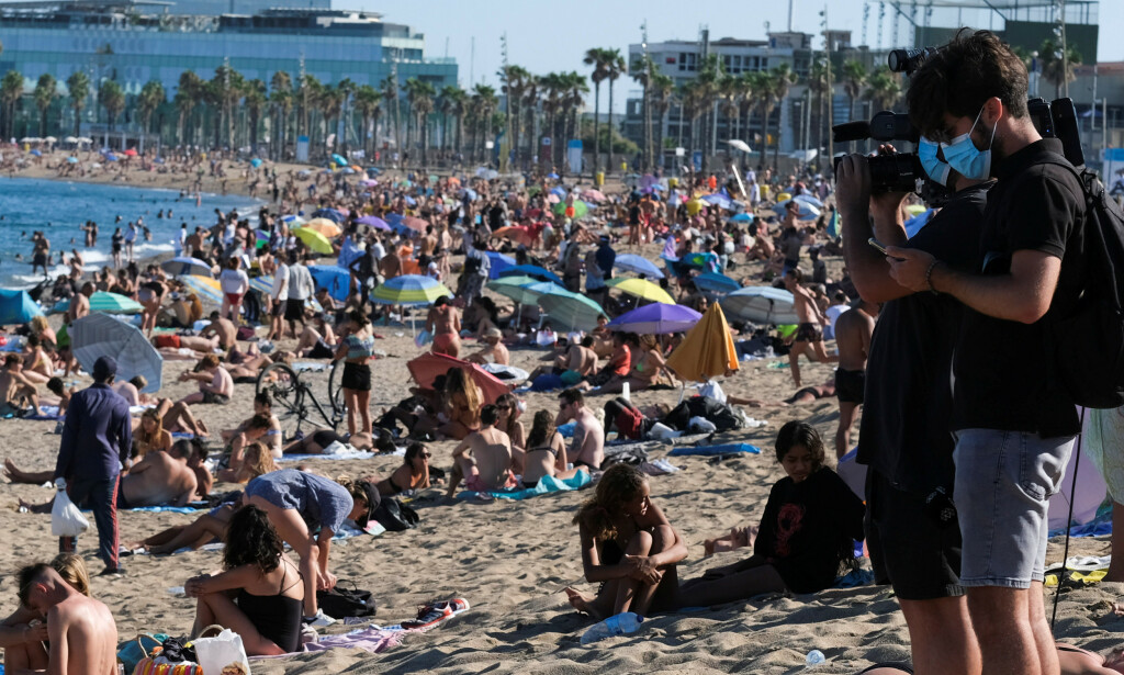 FULLT: Mange benyttet søndagen til en tur på stranda Barceloneta i Barcelona søndag. Dette til tross for at myndighetene har bedt folk om å bli hjemme på grunn av økende smittetall. Foto: Nacho Doce / REUTERS / NTB scanpix.