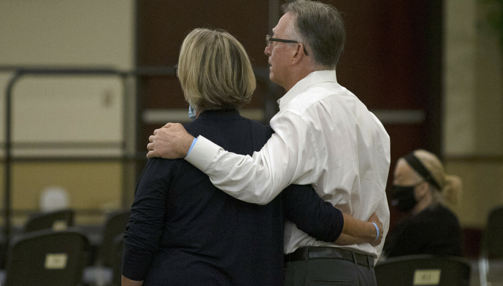 RETTFERDIGHET: Gay og Bob Hardwick arm i arm under en rettshøring i Sacramento Superior Court i juni 2020. Da erkjente DeAngelo 13 drap og flere overgrep - blant annet på Hardwick-paret. FOTO: NTB scanpix RETTFERDIGHET: Gay og Bob Hardwick arm i arm under en rettshøring i Sacramento Superior Court i juni 2020. Da erkjente DeAngelo 13 drap og flere overgrep - blant annet på Hardwick-paret. FOTO: NTB scanpix