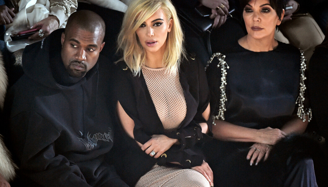 HARDT UT: Kanye West kaller svigermora Kris Jenner (t.h) for «Kris Jong-Un». Han mener altså at hun minner om Nord-Koreas diktator Kim Jong-un. Her er West fotografert med kona og svigermora i Paris i 2015. Foto: NTB Scanpix HARDT UT: Kanye West kaller svigermora Kris Jenner (t.h) for «Kris Jong-Un». Han mener altså at hun minner om Nord-Koreas diktator Kim Jong-un. Her er West fotografert med kona og svigermora i Paris i 2015. Foto: NTB Scanpix