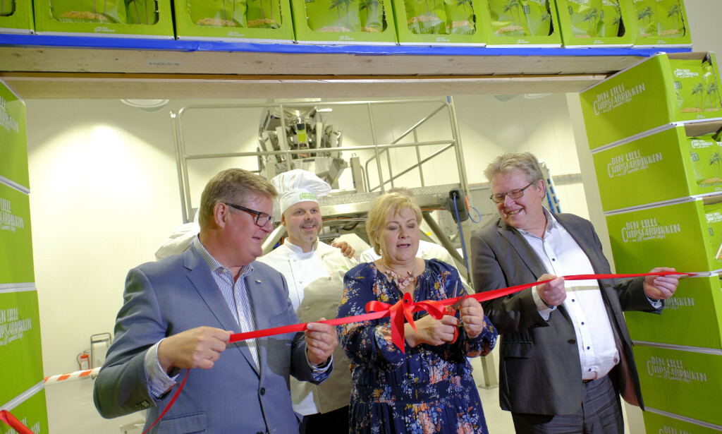 MED BRASK OG BRAM: Statsminister Erna Solberg deltok på åpninga av Den lille chipsfabrikken på Mjåvann i Kristiansand i fjor.
Foto: Tor Erik Schrøder / NTB Scanpix MED BRASK OG BRAM: Statsminister Erna Solberg deltok på åpninga av Den lille chipsfabrikken på Mjåvann i Kristiansand i fjor.
Foto: Tor Erik Schrøder / NTB Scanpix