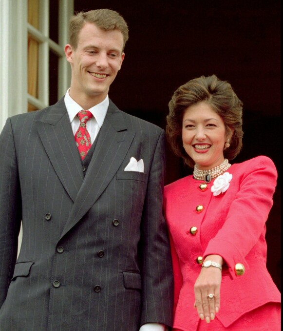 FØRSTE EKTESKAP: Grevinne Alexandra var gift med prins Joachim fram til 2004. Her viser Alexandra fram forlovelsesringen i 1995. Foto: NTB Scanpix FØRSTE EKTESKAP: Grevinne Alexandra var gift med prins Joachim fram til 2004. Her viser Alexandra fram forlovelsesringen i 1995. Foto: NTB Scanpix