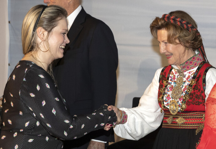 STATSBESØK: Caroline Vagle og dronning Sonja under statsbesøk i Jordan. Førstnevnte forteller at de norske kongelige ikke har reagert ved feil titulering. Foto: Andreas Fadum / Se og Hør STATSBESØK: Caroline Vagle og dronning Sonja under statsbesøk i Jordan. Førstnevnte forteller at de norske kongelige ikke har reagert ved feil titulering. Foto: Andreas Fadum / Se og Hør