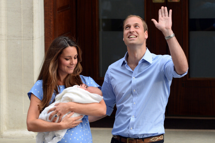 NYBAKTE FORELDRE: Dagen etter fødselen troppet de nybakte foreldrene prins William og hertuginne Kate opp utenfor St. Mary's hospital med sin førstefødte. FOTO: NTB scanpix NYBAKTE FORELDRE: Dagen etter fødselen troppet de nybakte foreldrene prins William og hertuginne Kate opp utenfor St. Mary's hospital med sin førstefødte. FOTO: NTB scanpix