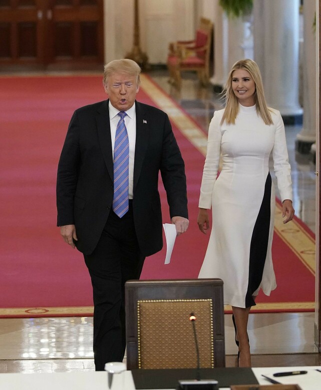 SOMMERLIG: Helt siden juni har Ivanka Trump utelukkende vært å se i hvitt. Det fikk The Guardians motekronikør til å tenke. Her er hun fotografert med faren den 26. juni. Foto: NTB Scanpix SOMMERLIG: Helt siden juni har Ivanka Trump utelukkende vært å se i hvitt. Det fikk The Guardians motekronikør til å tenke. Her er hun fotografert med faren den 26. juni. Foto: NTB Scanpix