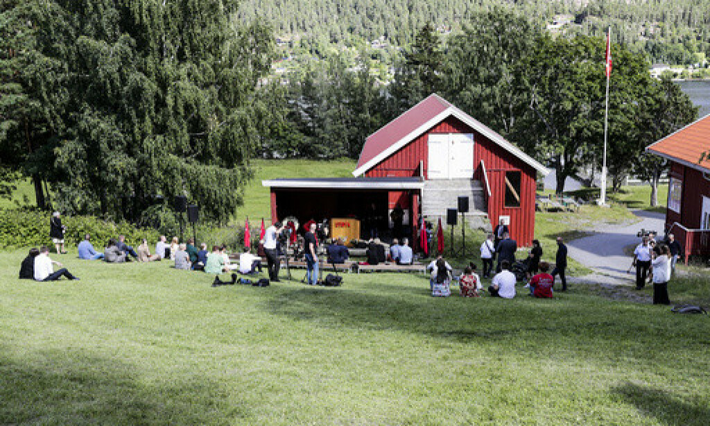UTØYA: Samling i bakken under Ni-årsmarkering for terrorangrepet på Utøya 22. juli 2011. Foto: Berit Roald / NTB scanpix UTØYA: Samling i bakken under Ni-årsmarkering for terrorangrepet på Utøya 22. juli 2011. Foto: Berit Roald / NTB scanpix