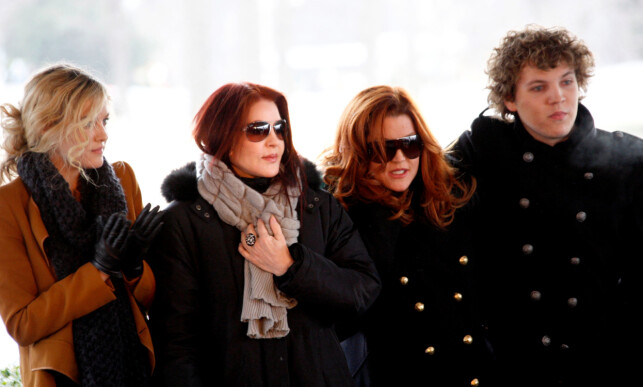 FAMILIEN: Etter at Benjamin Keough (t.h) døde, har familien vært i stor sorg. Her er Riley Keough, Priscilla Presley og Lisa Marie Presley avbildet under markeringen av Elvis Presleys 75-års jubileum. Foto: NTB Scanpix FAMILIEN: Etter at Benjamin Keough (t.h) døde, har familien vært i stor sorg. Her er Riley Keough, Priscilla Presley og Lisa Marie Presley avbildet under markeringen av Elvis Presleys 75-års jubileum. Foto: NTB Scanpix