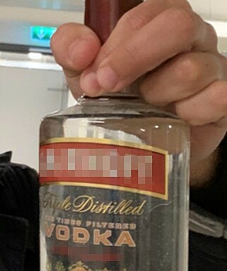 VODKA: Spriten var tappet på vodkaflasker. Foto: Tolletaten. VODKA: Spriten var tappet på vodkaflasker. Foto: Tolletaten.