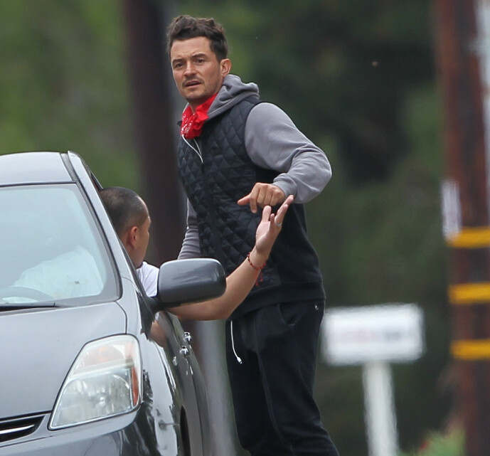 DESPERAT: Orlando Bloom fotografert mens han desperat leter etter hunden i gatene rundt hjemmet i Montecito, California. FOTO: NTB scanpix DESPERAT: Orlando Bloom fotografert mens han desperat leter etter hunden i gatene rundt hjemmet i Montecito, California. FOTO: NTB scanpix