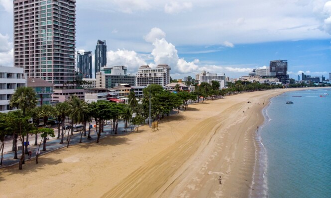 FÅ FOLK: Til vanlig er det et yrende folkeliv på thailands mange strender. Slik så det ut i Pattaya i juni. Foto: AFP / NTB Scanpix FÅ FOLK: Til vanlig er det et yrende folkeliv på thailands mange strender. Slik så det ut i Pattaya i juni. Foto: AFP / NTB Scanpix