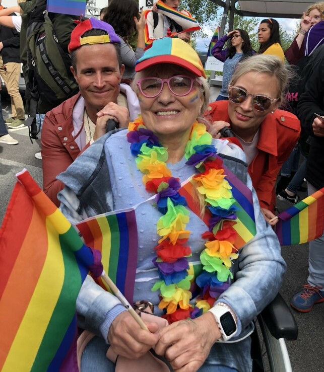 FORLOVET: Christian med mora og kjæresten Cecilia under Pride. Torsdag forrige uke fridde han til kjæresten. Foto: Privat, gjengitt med tillatelse FORLOVET: Christian med mora og kjæresten Cecilia under Pride. Torsdag forrige uke fridde han til kjæresten. Foto: Privat, gjengitt med tillatelse