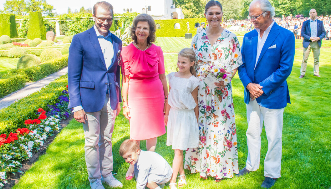 LAVERE INNTEKT: Den svenske kongefamilien har fått mindre å rutte med. Her er kronprinsparet avbildet med sine barn samt kongen og dronningen ved slottet Solliden i Sverige i 2019. Foto: NTB Scanpix LAVERE INNTEKT: Den svenske kongefamilien har fått mindre å rutte med. Her er kronprinsparet avbildet med sine barn samt kongen og dronningen ved slottet Solliden i Sverige i 2019. Foto: NTB Scanpix