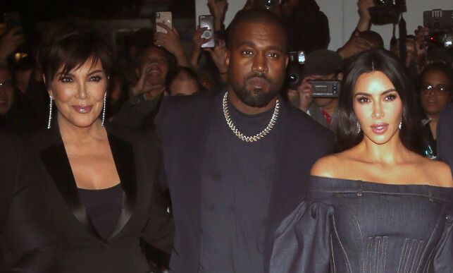 FAMILIE: Kris og Kanye har tilsynelatende hatt et godt forhold i alle år. Nå velger hun å ignorere svigersønnens utspill. Her fotografert sammen med Kim i New York. Foto: NTB Scanpix FAMILIE: Kris og Kanye har tilsynelatende hatt et godt forhold i alle år. Nå velger hun å ignorere svigersønnens utspill. Her fotografert sammen med Kim i New York. Foto: NTB Scanpix