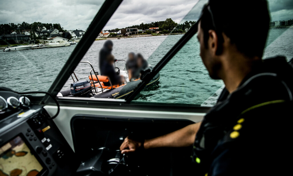 ULOVLIG KJØRING: Politibetjentene Øystein og Daniel stanser fire unge jenter og gutter i en 10-11 fots jolle. Båtføreren er 15 år og for ung til å kjøre selv. Foto: Christian Roth Christensen ULOVLIG KJØRING: Politibetjentene Øystein og Daniel stanser fire unge jenter og gutter i en 10-11 fots jolle. Båtføreren er 15 år og for ung til å kjøre selv. Foto: Christian Roth Christensen